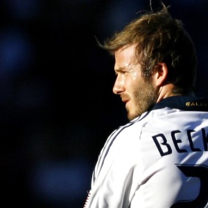 开云体育-Doinb第十二赛季封神之战，巴黎圣日耳曼球迷陷入狂欢风暴，Doinb封神引爆巴黎，PSG球迷狂欢夜！